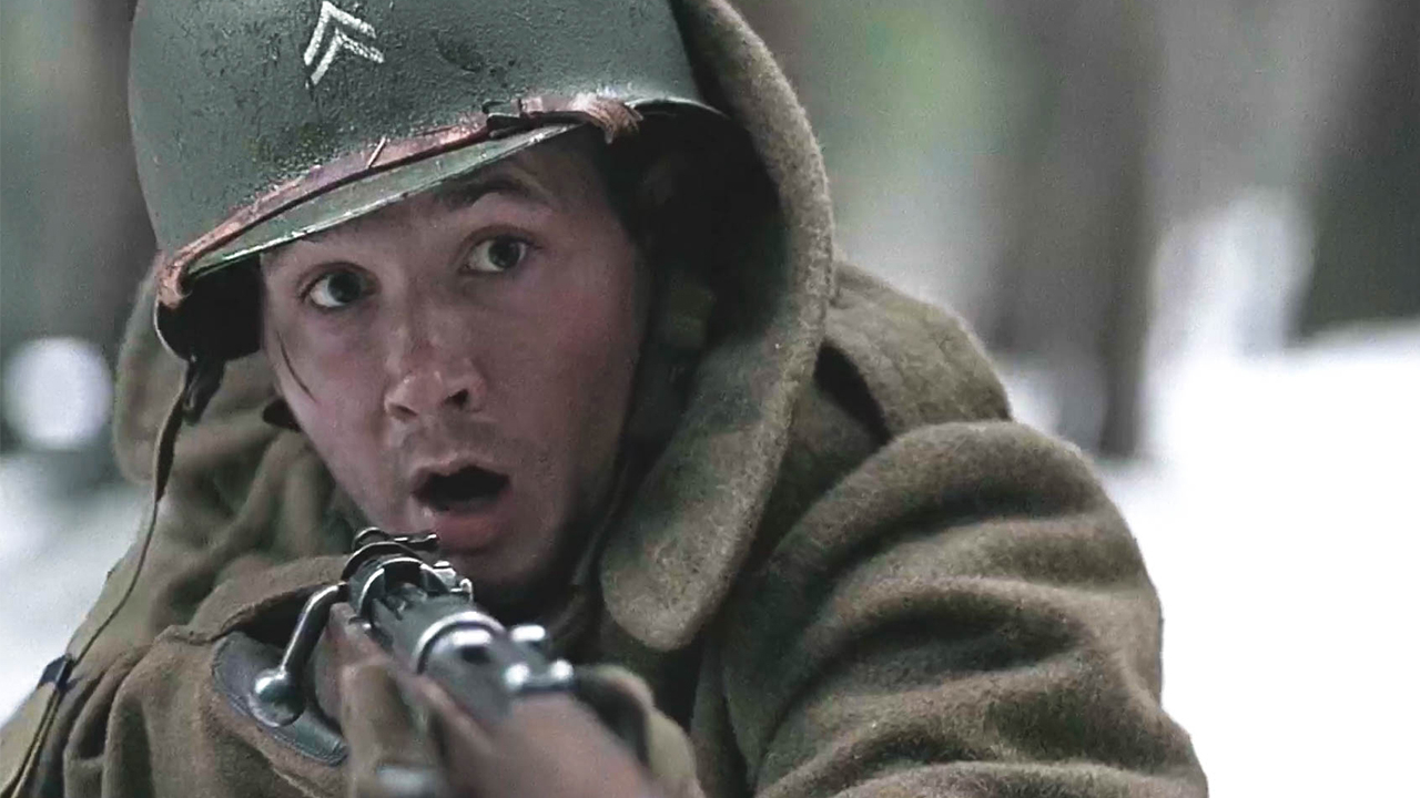 士兵被困野外,却看到了诡异身影,看清后他吓的哇哇大叫